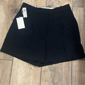 Aritzia Effortlessly 5” Pleated Shorts-Black